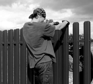 Удобный быстрый монтаж в Павлодаре забора из евроштакетника